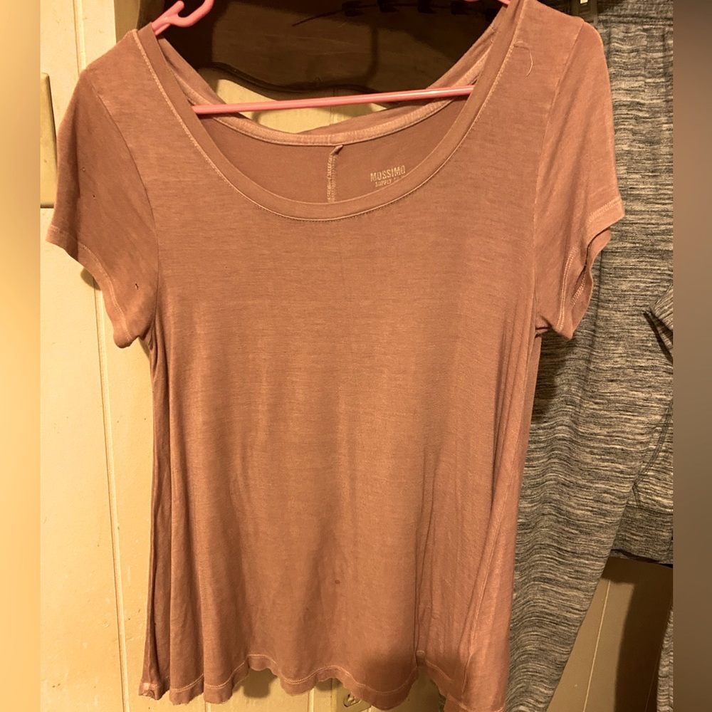 Mossimo salmon colored tee shirt. Super soft material. Size sm.